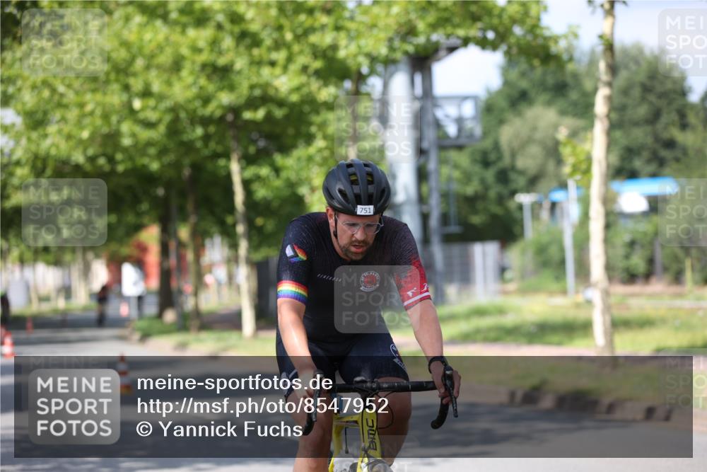 10.08.2025 - GEWOBA Citytriathlon Bremen Yannick Fuchs http://msf.ph/oto/8547952 10.08.2025 12:12:19 Radfahren 605, 751, 816, 875, 907, 932, 1003 meine-sportfotos.de
