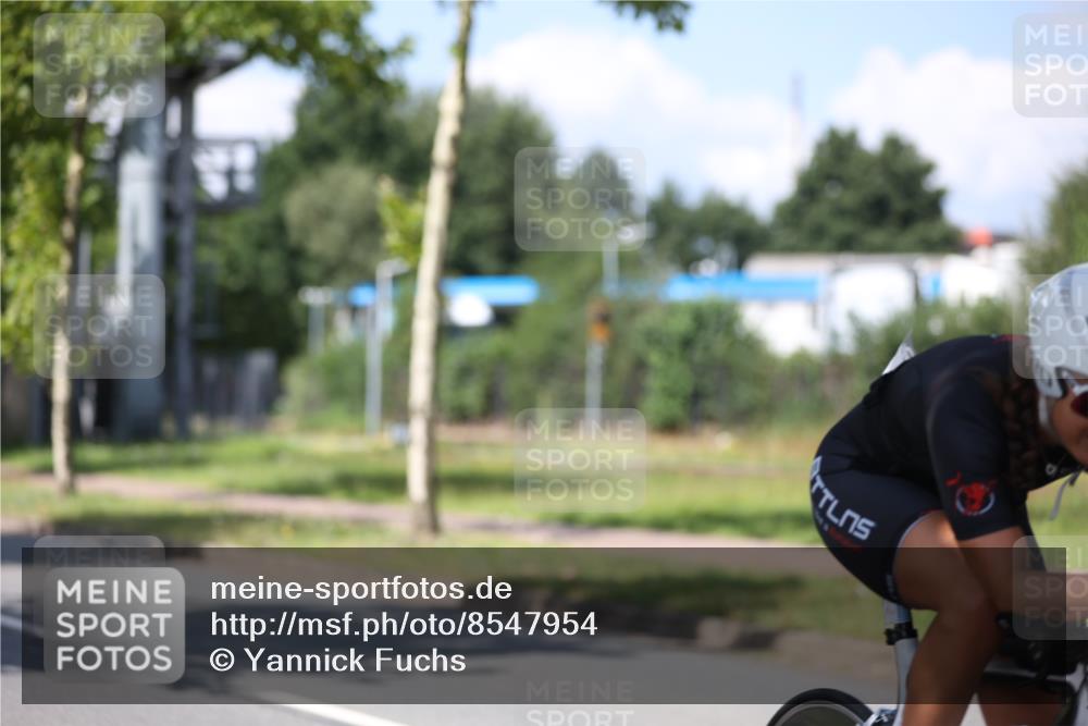 10.08.2025 - GEWOBA Citytriathlon Bremen Yannick Fuchs http://msf.ph/oto/8547954 10.08.2025 13:09:12 Radfahren 735, 822, 973, 977, 1006 meine-sportfotos.de