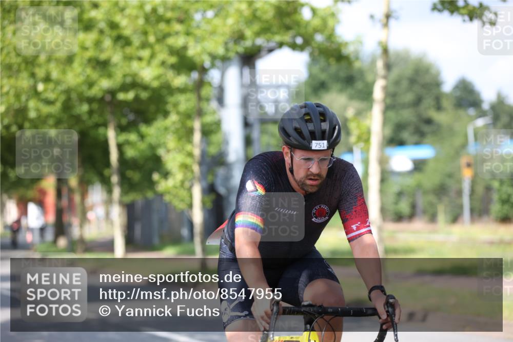 10.08.2025 - GEWOBA Citytriathlon Bremen Yannick Fuchs http://msf.ph/oto/8547955 10.08.2025 12:12:19 Radfahren 605, 751, 816, 875, 907, 932, 1003 meine-sportfotos.de