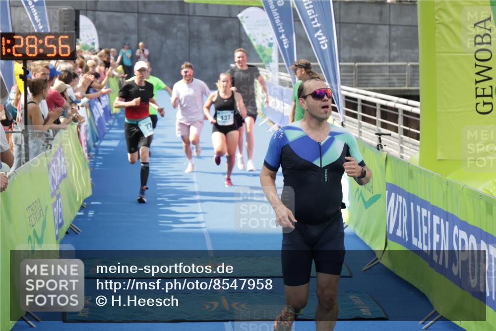 10.08.2025 - GEWOBA Citytriathlon Bremen H.Heesch http://msf.ph/oto/8547958 10.08.2025 11:32:38 Ziel 11, 77, 137, 356, 400 meine-sportfotos.de