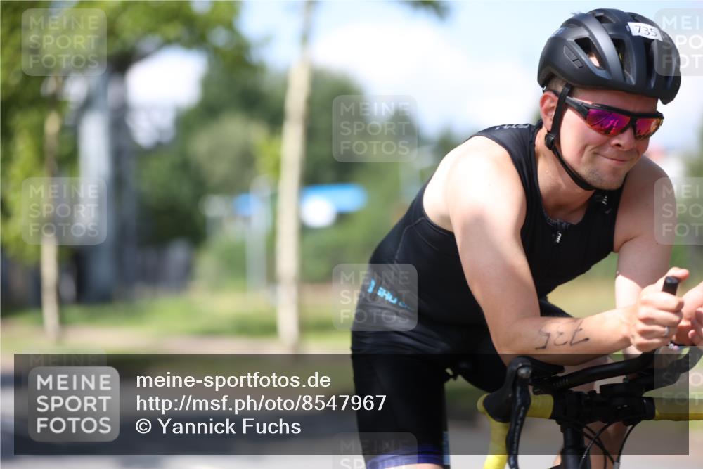 10.08.2025 - GEWOBA Citytriathlon Bremen Yannick Fuchs http://msf.ph/oto/8547967 10.08.2025 13:09:14 Radfahren 735, 822, 973, 977, 1006 meine-sportfotos.de