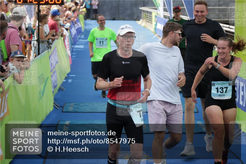 10.08.2025 - GEWOBA Citytriathlon Bremen H.Heesch http://msf.ph/oto/8547975 10.08.2025 11:32:42 Ziel 11, 77, 137, 400 meine-sportfotos.de