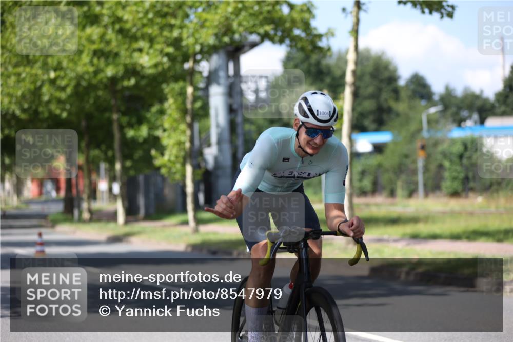 10.08.2025 - GEWOBA Citytriathlon Bremen Yannick Fuchs http://msf.ph/oto/8547979 10.08.2025 13:09:17 Radfahren 735, 822, 973, 977, 1006 meine-sportfotos.de