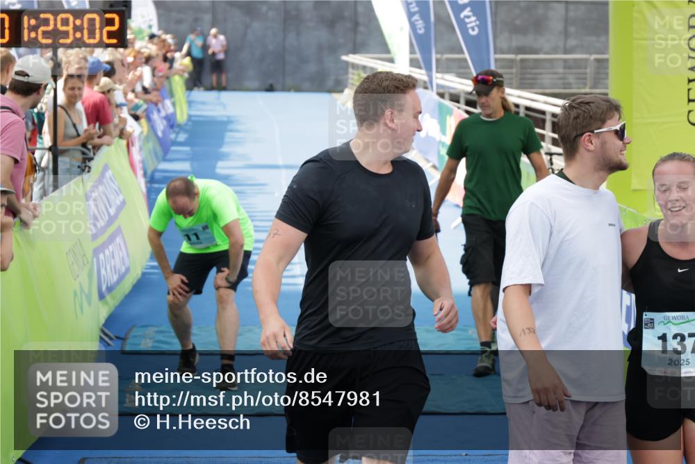 10.08.2025 - GEWOBA Citytriathlon Bremen H.Heesch http://msf.ph/oto/8547981 10.08.2025 11:32:43 Ziel 11, 77, 137, 400 meine-sportfotos.de