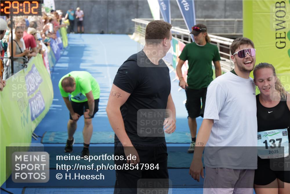 10.08.2025 - GEWOBA Citytriathlon Bremen H.Heesch http://msf.ph/oto/8547984 10.08.2025 11:32:44 Ziel 11, 77, 137, 400 meine-sportfotos.de