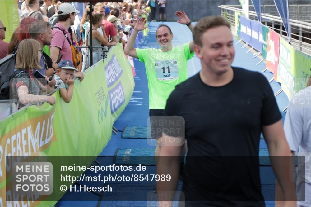 10.08.2025 - GEWOBA Citytriathlon Bremen H.Heesch http://msf.ph/oto/8547989 10.08.2025 11:32:45 Ziel 11, 77, 137, 400 meine-sportfotos.de