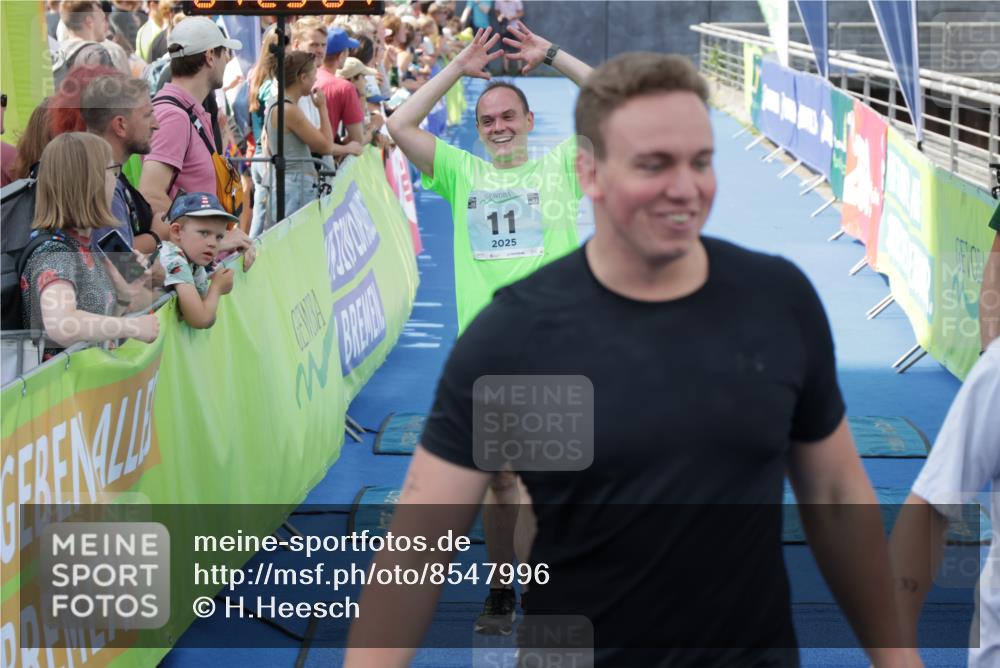 10.08.2025 - GEWOBA Citytriathlon Bremen H.Heesch http://msf.ph/oto/8547996 10.08.2025 11:32:46 Ziel 11, 77, 137, 400 meine-sportfotos.de