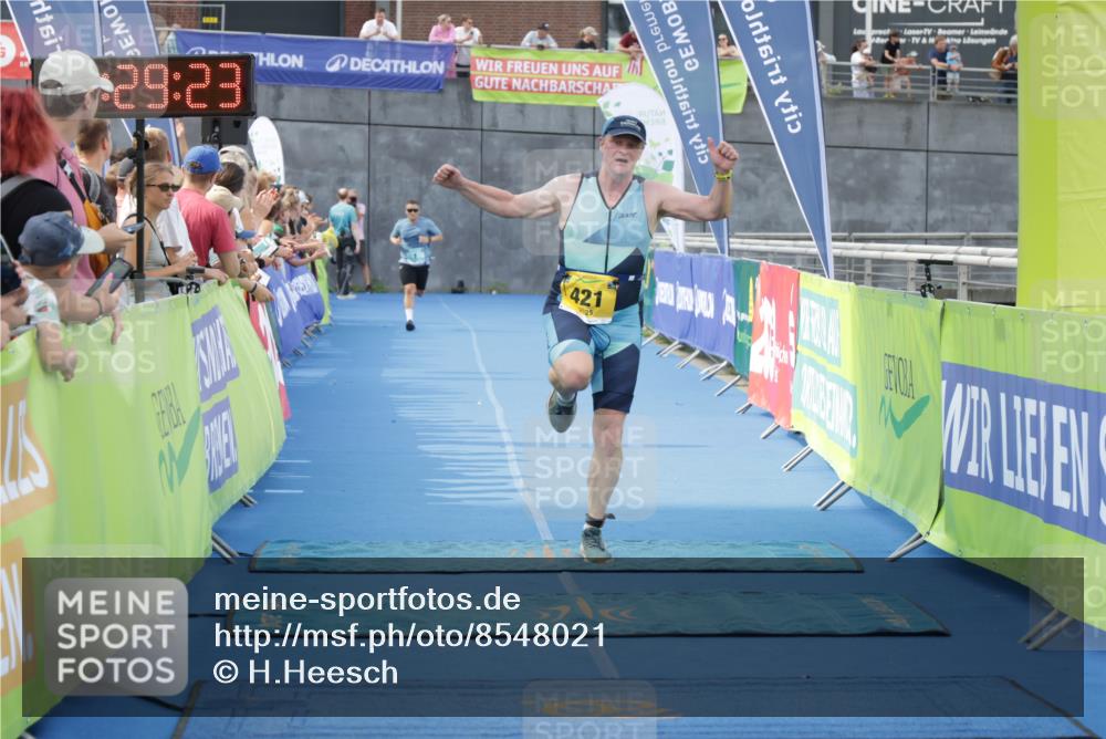 10.08.2025 - GEWOBA Citytriathlon Bremen H.Heesch http://msf.ph/oto/8548021 10.08.2025 11:33:05 Ziel 421 meine-sportfotos.de