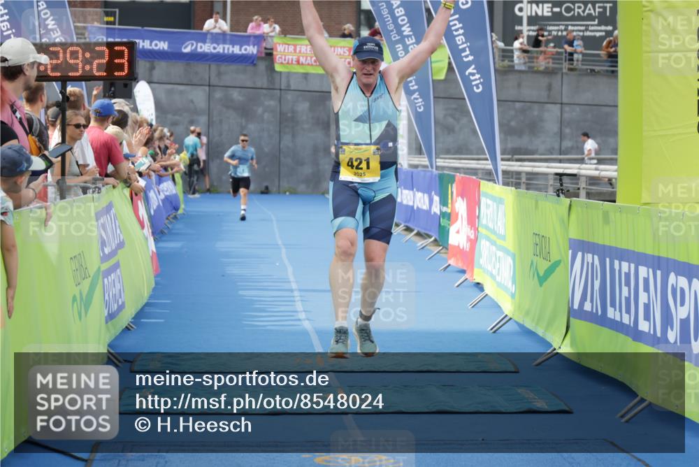 10.08.2025 - GEWOBA Citytriathlon Bremen H.Heesch http://msf.ph/oto/8548024 10.08.2025 11:33:05 Ziel 421 meine-sportfotos.de