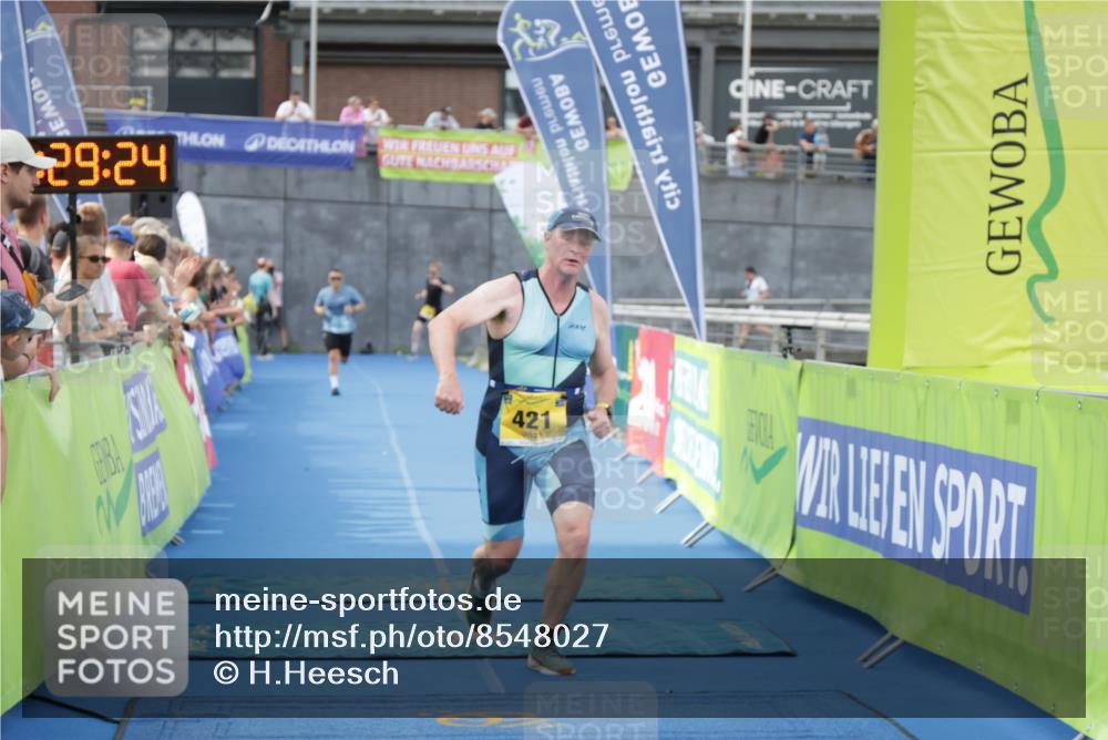 10.08.2025 - GEWOBA Citytriathlon Bremen H.Heesch http://msf.ph/oto/8548027 10.08.2025 11:33:06 Ziel 358, 421 meine-sportfotos.de