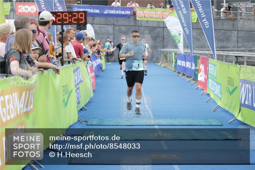 10.08.2025 - GEWOBA Citytriathlon Bremen H.Heesch http://msf.ph/oto/8548033 10.08.2025 11:33:11 Ziel 1, 123, 358, 421 meine-sportfotos.de