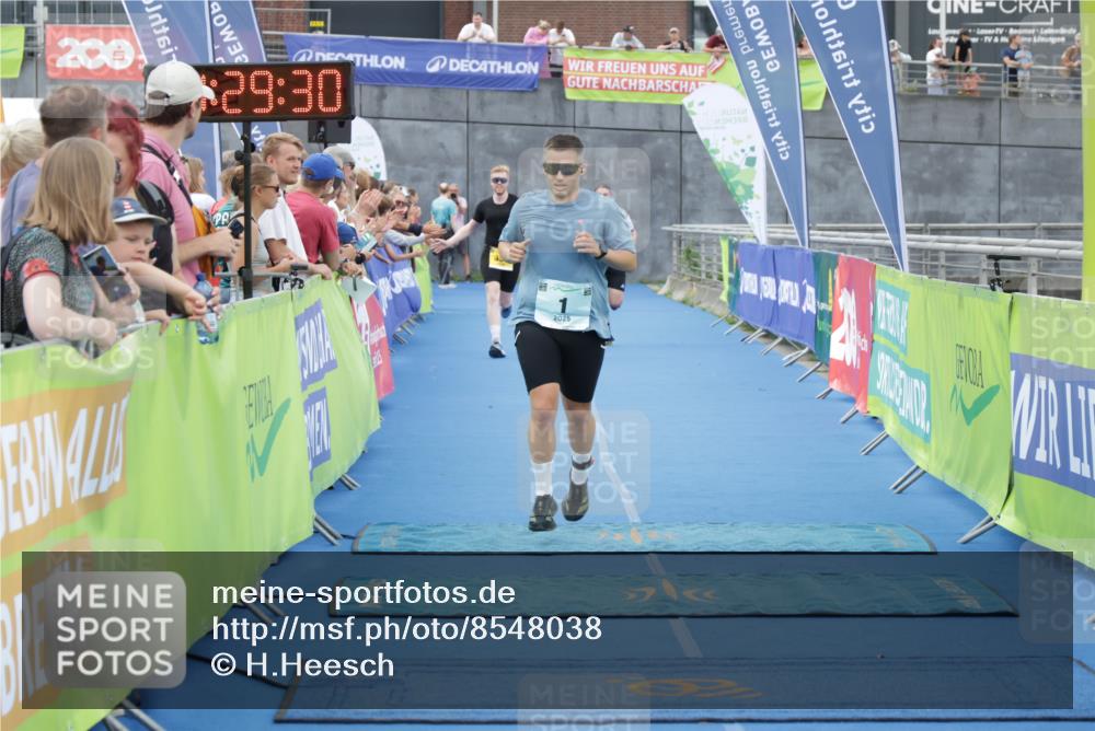 10.08.2025 - GEWOBA Citytriathlon Bremen H.Heesch http://msf.ph/oto/8548038 10.08.2025 11:33:11 Ziel 1, 123, 358, 421 meine-sportfotos.de