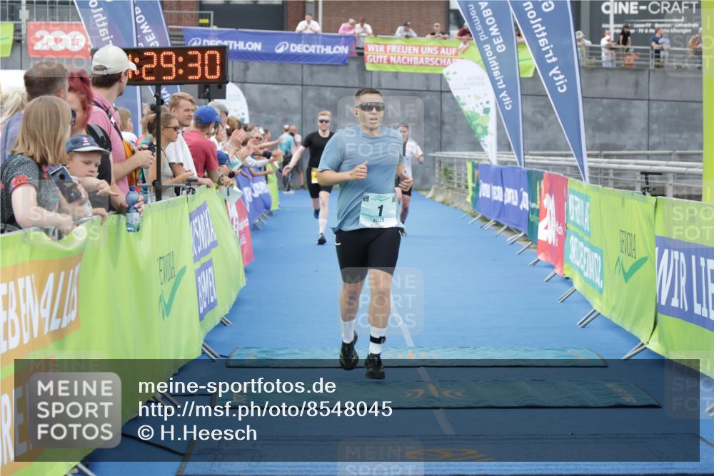 10.08.2025 - GEWOBA Citytriathlon Bremen H.Heesch http://msf.ph/oto/8548045 10.08.2025 11:33:12 Ziel 1, 123, 358, 421 meine-sportfotos.de