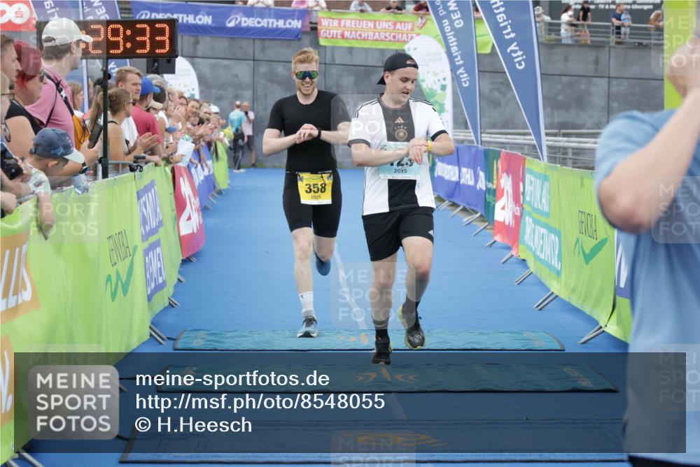 10.08.2025 - GEWOBA Citytriathlon Bremen H.Heesch http://msf.ph/oto/8548055 10.08.2025 11:33:15 Ziel 1, 123, 358 meine-sportfotos.de