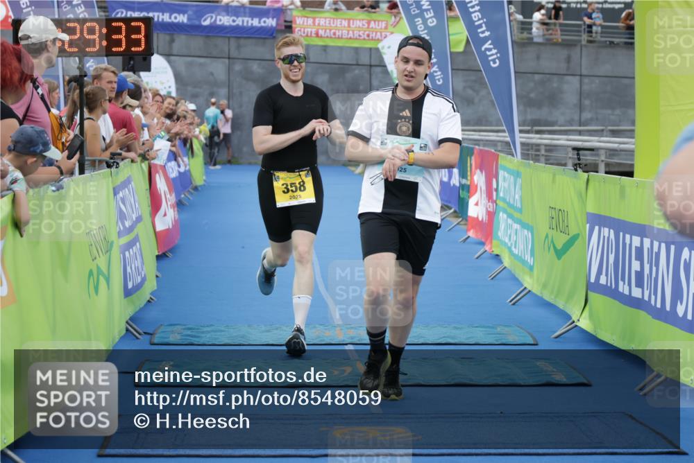 10.08.2025 - GEWOBA Citytriathlon Bremen H.Heesch http://msf.ph/oto/8548059 10.08.2025 11:33:15 Ziel 1, 123, 358 meine-sportfotos.de