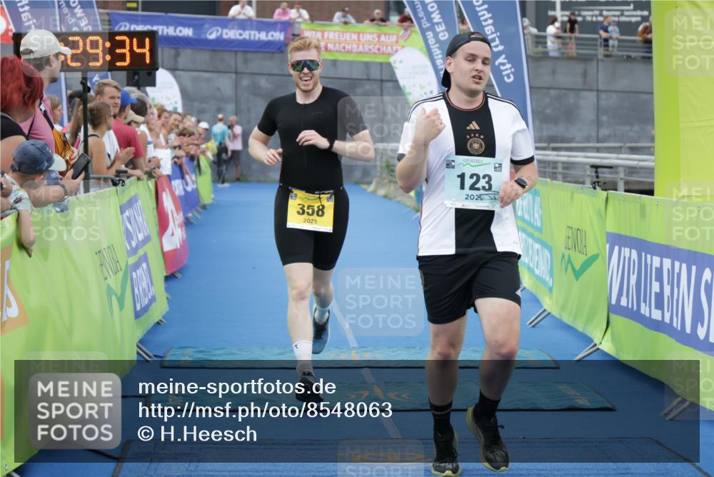 10.08.2025 - GEWOBA Citytriathlon Bremen H.Heesch http://msf.ph/oto/8548063 10.08.2025 11:33:15 Ziel 1, 123, 358 meine-sportfotos.de