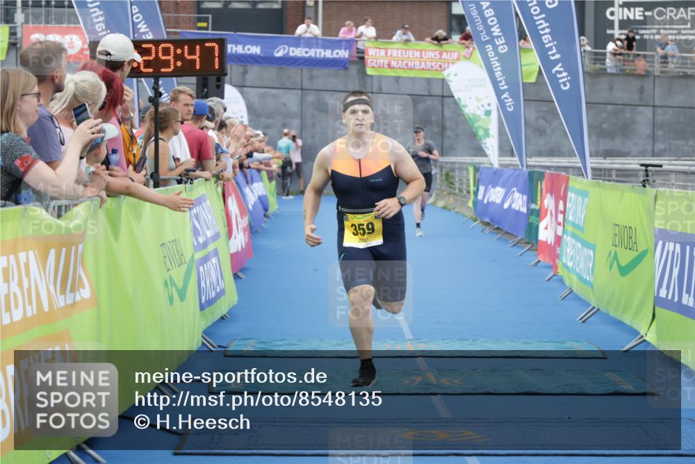 10.08.2025 - GEWOBA Citytriathlon Bremen H.Heesch http://msf.ph/oto/8548135 10.08.2025 11:33:29 Ziel 359 meine-sportfotos.de