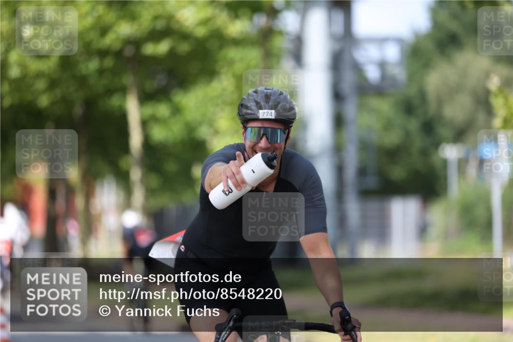 10.08.2025 - GEWOBA Citytriathlon Bremen Yannick Fuchs http://msf.ph/oto/8548220 10.08.2025 12:13:26 Radfahren 552, 612, 649, 760, 770, 774, 916, 1013, 1026 meine-sportfotos.de