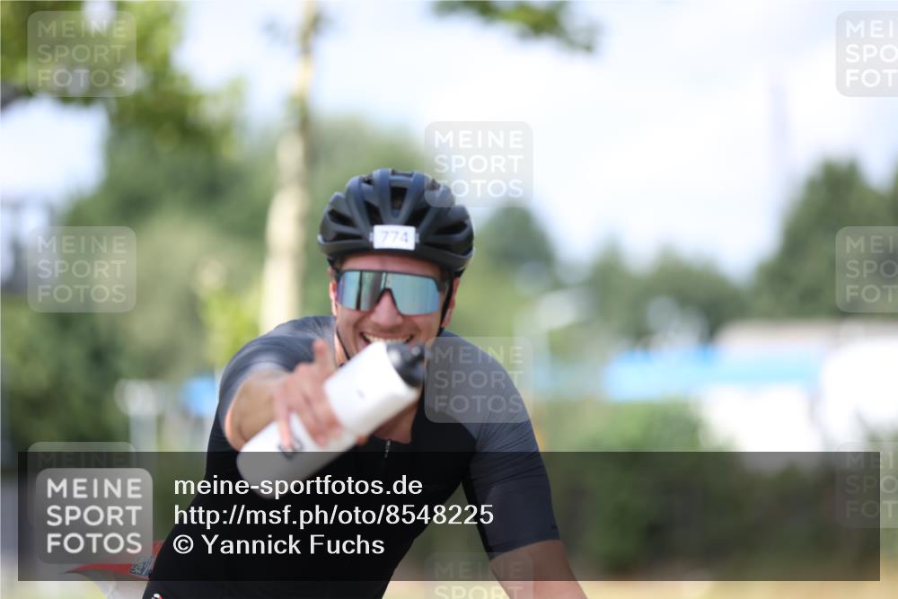 10.08.2025 - GEWOBA Citytriathlon Bremen Yannick Fuchs http://msf.ph/oto/8548225 10.08.2025 12:13:27 Radfahren 552, 612, 649, 760, 770, 774, 916, 1013, 1026 meine-sportfotos.de