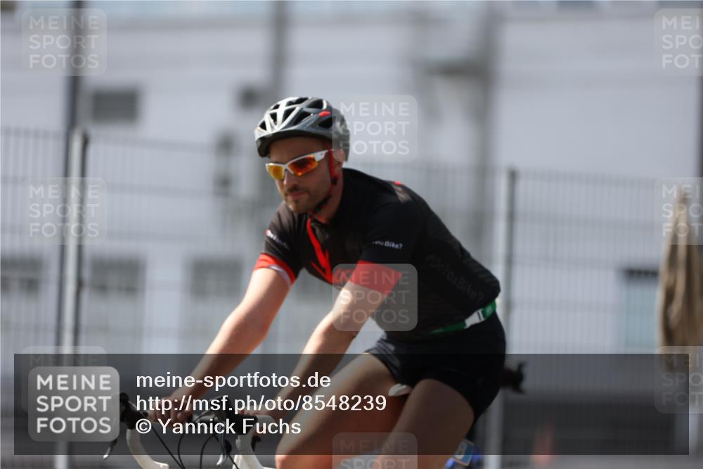 10.08.2025 - GEWOBA Citytriathlon Bremen Yannick Fuchs http://msf.ph/oto/8548239 10.08.2025 13:11:34 Radfahren 604, 664, 667, 686, 688, 708, 894, 915, 933, 937 meine-sportfotos.de