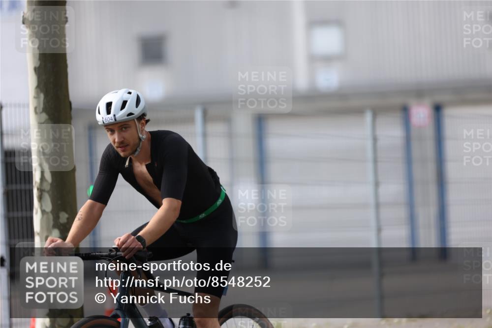 10.08.2025 - GEWOBA Citytriathlon Bremen Yannick Fuchs http://msf.ph/oto/8548252 10.08.2025 13:11:38 Radfahren 604, 664, 667, 688, 894, 915, 933, 937, 966, 1017, 1032 meine-sportfotos.de
