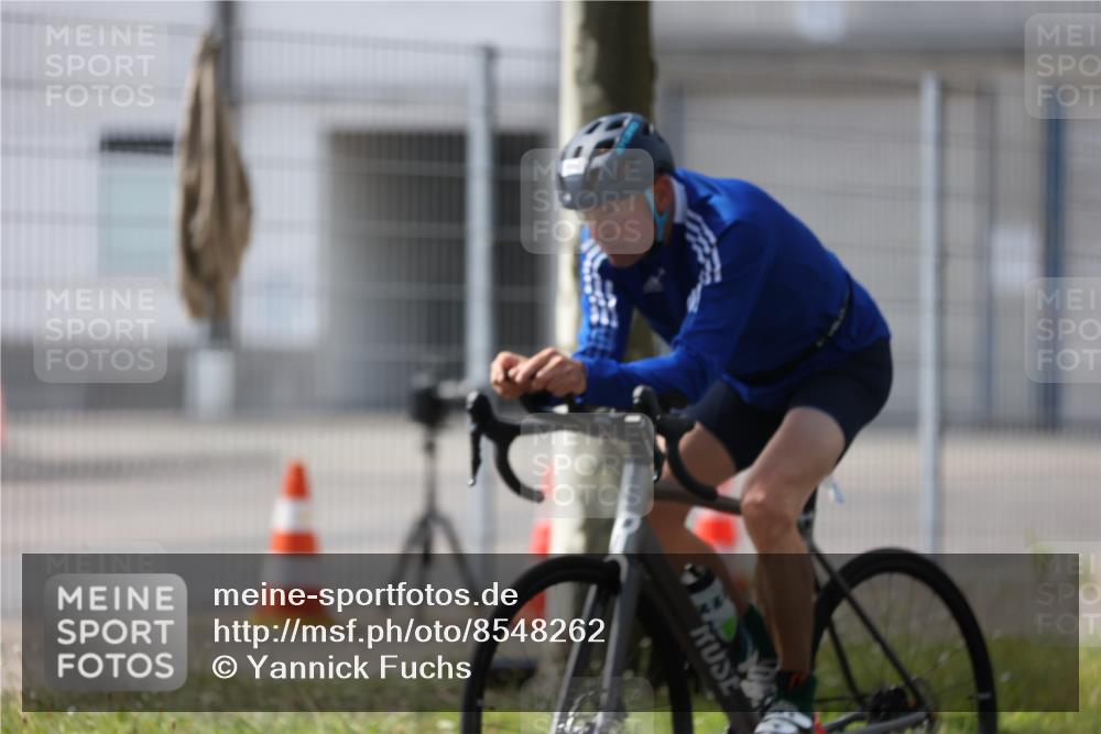 10.08.2025 - GEWOBA Citytriathlon Bremen Yannick Fuchs http://msf.ph/oto/8548262 10.08.2025 13:11:44 Radfahren 604, 635, 667, 750, 894, 933, 937, 966, 1017, 1032 meine-sportfotos.de