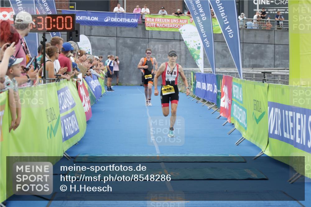 10.08.2025 - GEWOBA Citytriathlon Bremen H.Heesch http://msf.ph/oto/8548286 10.08.2025 11:33:42 Ziel 353, 491, 512 meine-sportfotos.de