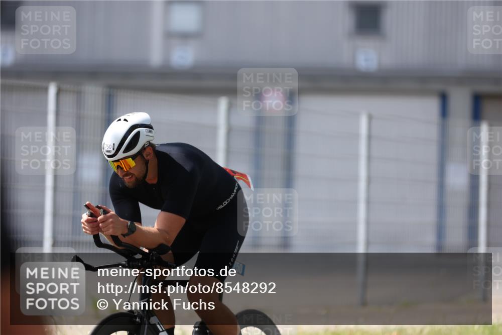 10.08.2025 - GEWOBA Citytriathlon Bremen Yannick Fuchs http://msf.ph/oto/8548292 10.08.2025 13:11:53 Radfahren 635, 750, 933, 937, 966, 1017, 1032 meine-sportfotos.de