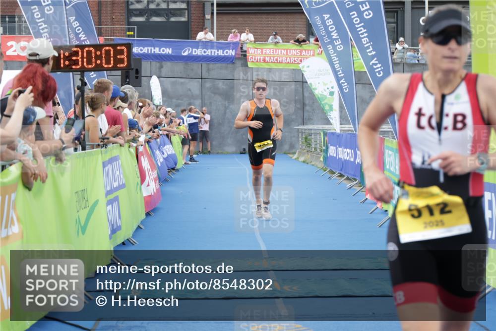 10.08.2025 - GEWOBA Citytriathlon Bremen H.Heesch http://msf.ph/oto/8548302 10.08.2025 11:33:45 Ziel 353, 512 meine-sportfotos.de