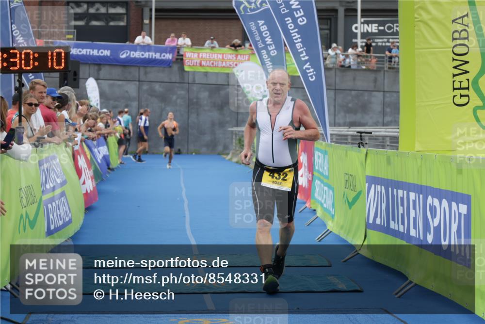 10.08.2025 - GEWOBA Citytriathlon Bremen H.Heesch http://msf.ph/oto/8548331 10.08.2025 11:33:52 Ziel 353, 432 meine-sportfotos.de
