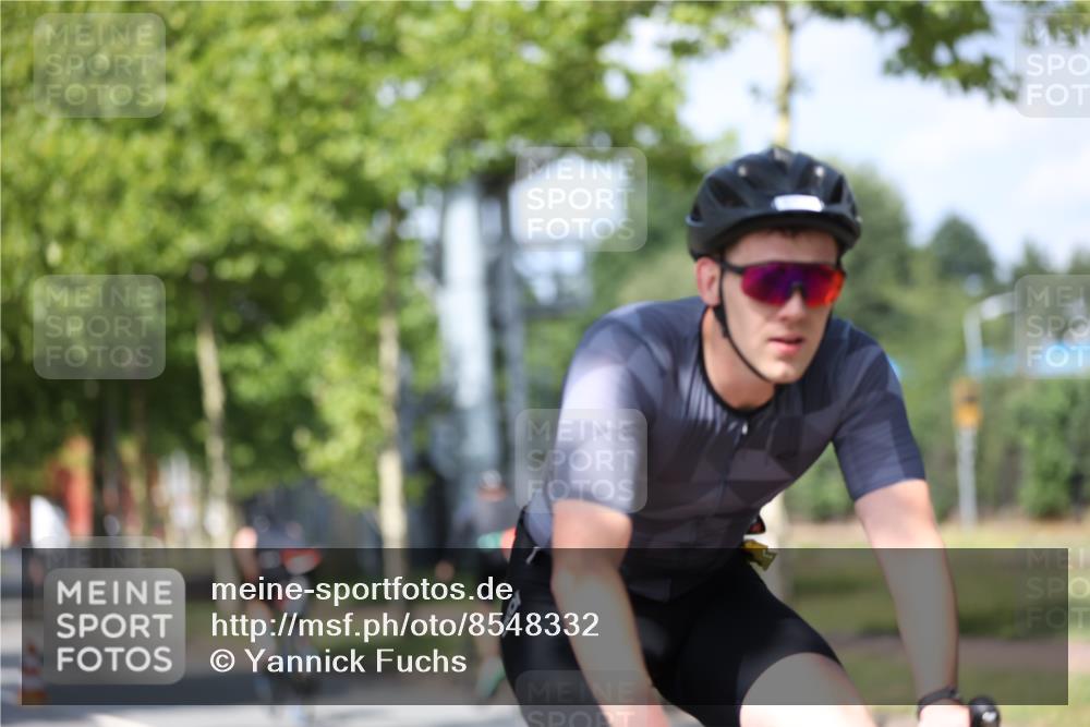 10.08.2025 - GEWOBA Citytriathlon Bremen Yannick Fuchs http://msf.ph/oto/8548332 10.08.2025 12:13:45 Radfahren 552, 568, 590, 612, 621, 649, 664, 733, 770, 776, 823, 863, 916, 1017 meine-sportfotos.de