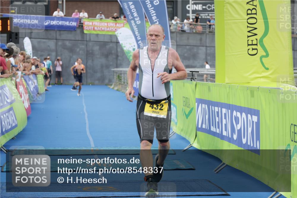 10.08.2025 - GEWOBA Citytriathlon Bremen H.Heesch http://msf.ph/oto/8548337 10.08.2025 11:33:53 Ziel 352, 353, 432 meine-sportfotos.de