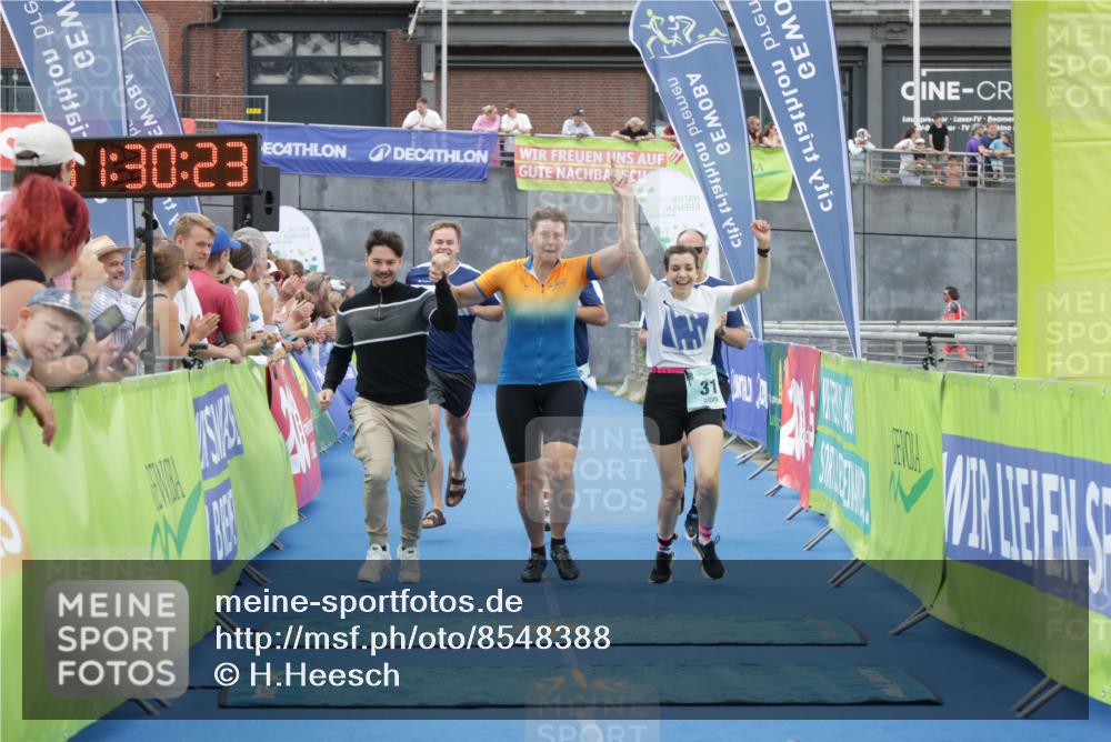 10.08.2025 - GEWOBA Citytriathlon Bremen H.Heesch http://msf.ph/oto/8548388 10.08.2025 11:34:05 Ziel 31, 35, 352 meine-sportfotos.de