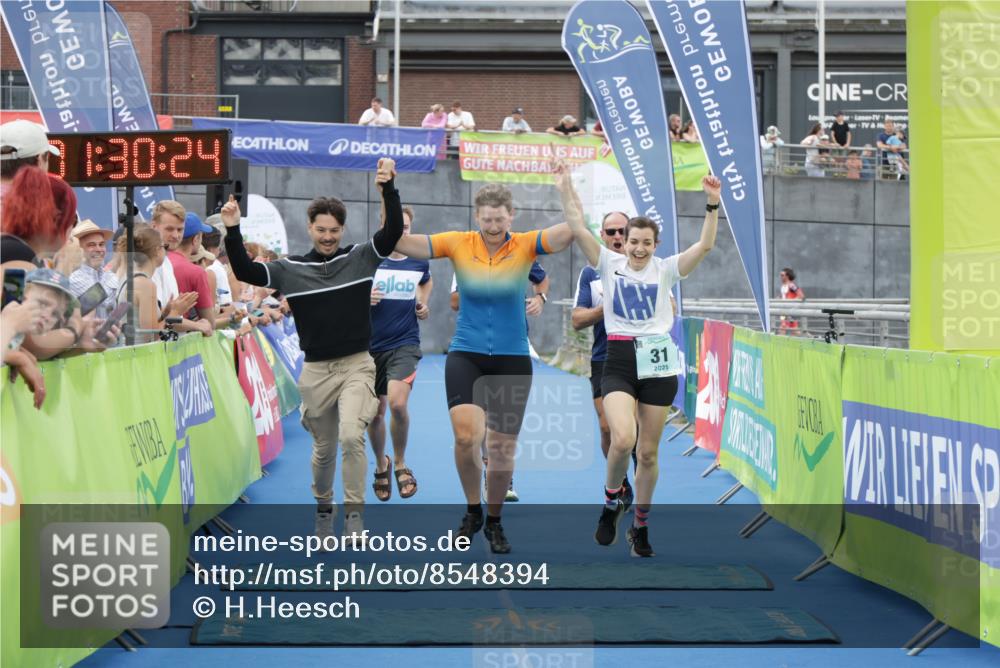 10.08.2025 - GEWOBA Citytriathlon Bremen H.Heesch http://msf.ph/oto/8548394 10.08.2025 11:34:05 Ziel 31, 35, 352 meine-sportfotos.de