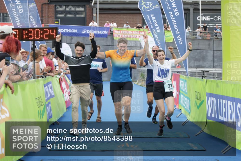 10.08.2025 - GEWOBA Citytriathlon Bremen H.Heesch http://msf.ph/oto/8548398 10.08.2025 11:34:06 Ziel 31, 35, 352 meine-sportfotos.de
