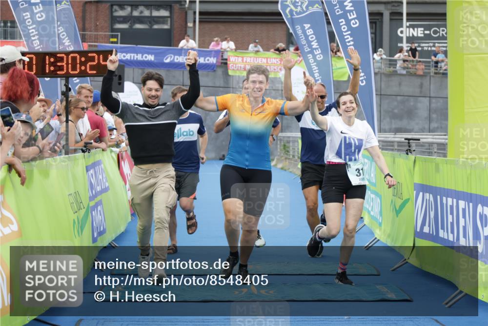 10.08.2025 - GEWOBA Citytriathlon Bremen H.Heesch http://msf.ph/oto/8548405 10.08.2025 11:34:06 Ziel 31, 35, 352 meine-sportfotos.de