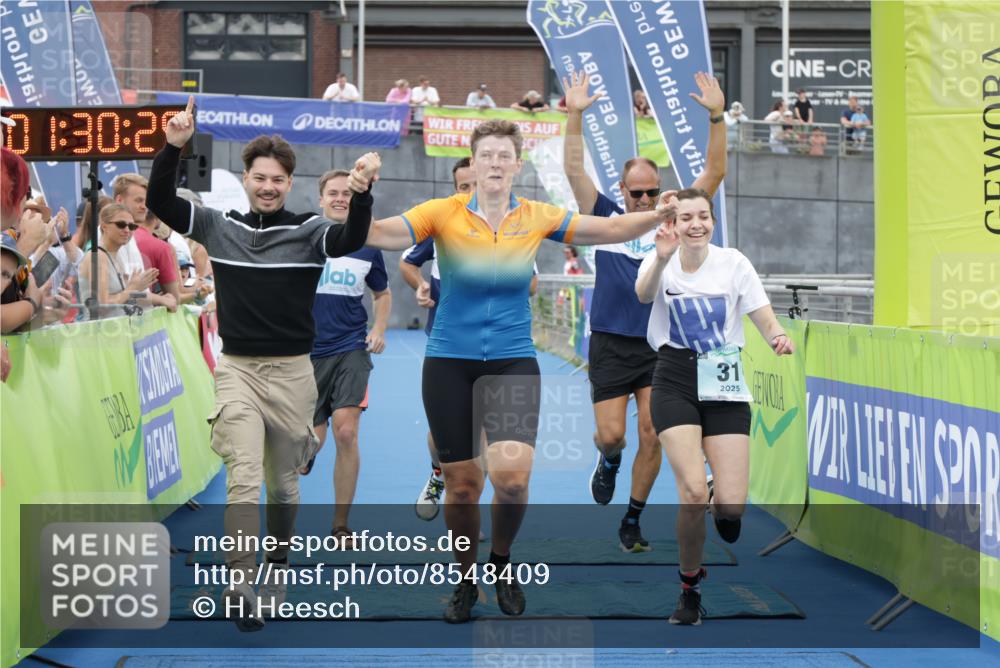 10.08.2025 - GEWOBA Citytriathlon Bremen H.Heesch http://msf.ph/oto/8548409 10.08.2025 11:34:06 Ziel 31, 35, 352 meine-sportfotos.de