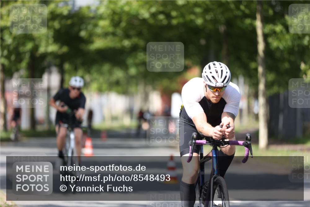 10.08.2025 - GEWOBA Citytriathlon Bremen Yannick Fuchs http://msf.ph/oto/8548493 10.08.2025 12:14:13 Radfahren 587, 615, 616, 630, 655, 689, 788, 793, 801, 873, 888, 950, 951, 1030 meine-sportfotos.de