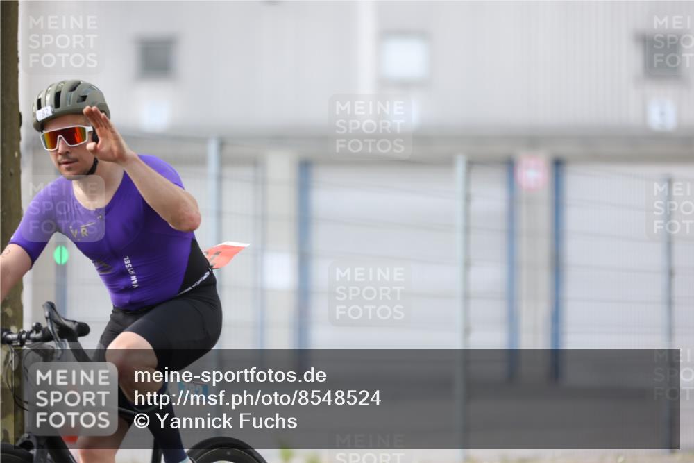 10.08.2025 - GEWOBA Citytriathlon Bremen Yannick Fuchs http://msf.ph/oto/8548524 10.08.2025 13:15:29 Radfahren 636, 736, 749, 758, 843, 940, 969, 1025 meine-sportfotos.de