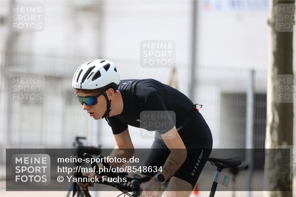 10.08.2025 - GEWOBA Citytriathlon Bremen Yannick Fuchs http://msf.ph/oto/8548634 10.08.2025 13:16:19 Radfahren 591, 632, 892 meine-sportfotos.de