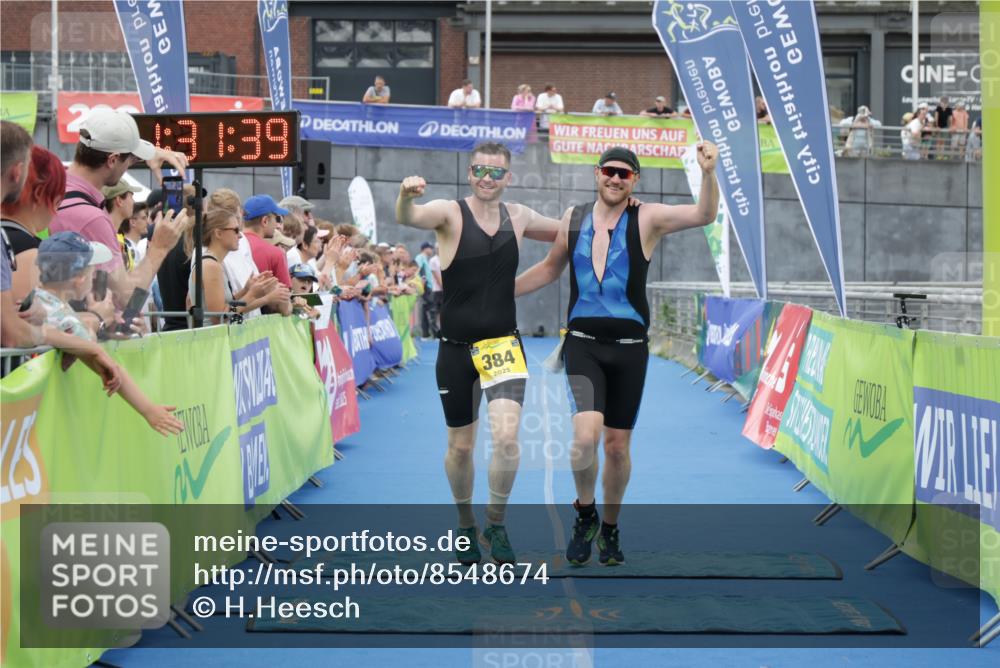 10.08.2025 - GEWOBA Citytriathlon Bremen H.Heesch http://msf.ph/oto/8548674 10.08.2025 11:35:21 Ziel 379, 384 meine-sportfotos.de