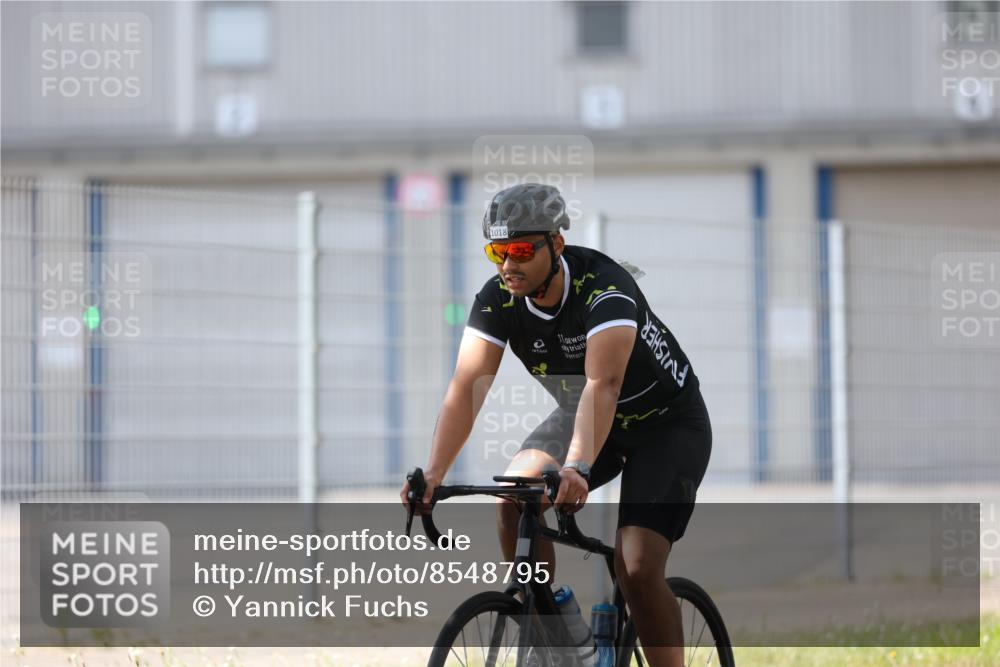 10.08.2025 - GEWOBA Citytriathlon Bremen Yannick Fuchs http://msf.ph/oto/8548795 10.08.2025 13:17:31 Radfahren 567, 825, 853, 910, 1018 meine-sportfotos.de