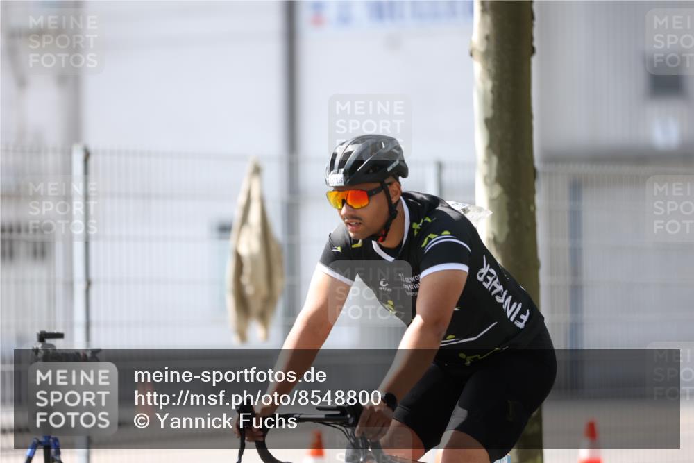10.08.2025 - GEWOBA Citytriathlon Bremen Yannick Fuchs http://msf.ph/oto/8548800 10.08.2025 13:17:32 Radfahren 567, 825, 853, 1018 meine-sportfotos.de