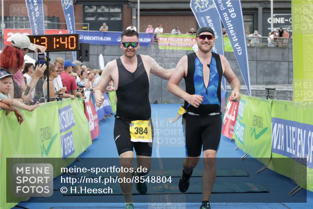 10.08.2025 - GEWOBA Citytriathlon Bremen H.Heesch http://msf.ph/oto/8548804 10.08.2025 11:35:22 Ziel 379, 384 meine-sportfotos.de