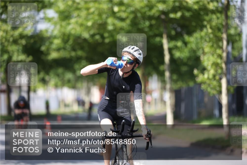 10.08.2025 - GEWOBA Citytriathlon Bremen Yannick Fuchs http://msf.ph/oto/8548850 10.08.2025 12:15:22 Radfahren 564, 591, 643, 834, 852, 858, 876, 947, 1011 meine-sportfotos.de