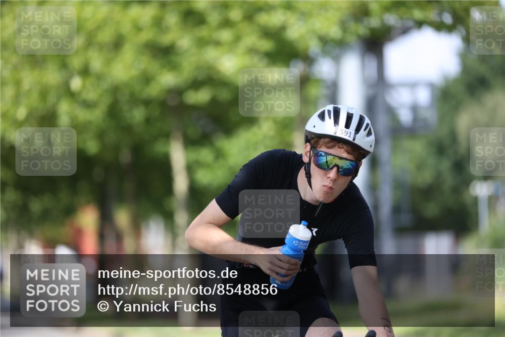 10.08.2025 - GEWOBA Citytriathlon Bremen Yannick Fuchs http://msf.ph/oto/8548856 10.08.2025 12:15:22 Radfahren 564, 591, 643, 834, 852, 858, 876, 947, 1011 meine-sportfotos.de