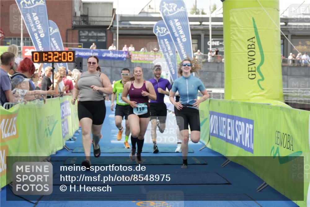 10.08.2025 - GEWOBA Citytriathlon Bremen H.Heesch http://msf.ph/oto/8548975 10.08.2025 11:35:49 Ziel 115, 125, 247 meine-sportfotos.de