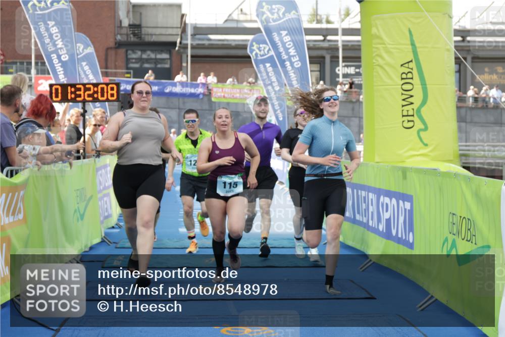10.08.2025 - GEWOBA Citytriathlon Bremen H.Heesch http://msf.ph/oto/8548978 10.08.2025 11:35:50 Ziel 115, 125, 247 meine-sportfotos.de
