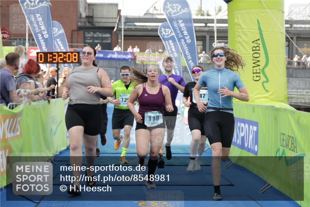 10.08.2025 - GEWOBA Citytriathlon Bremen H.Heesch http://msf.ph/oto/8548981 10.08.2025 11:35:50 Ziel 115, 125, 247 meine-sportfotos.de