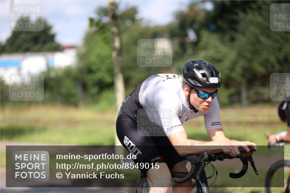 10.08.2025 - GEWOBA Citytriathlon Bremen Yannick Fuchs http://msf.ph/oto/8549015 10.08.2025 12:15:54 Radfahren 600, 626, 654, 682, 686, 707, 715, 824, 836, 839, 840, 859, 891, 1016, 1022 meine-sportfotos.de